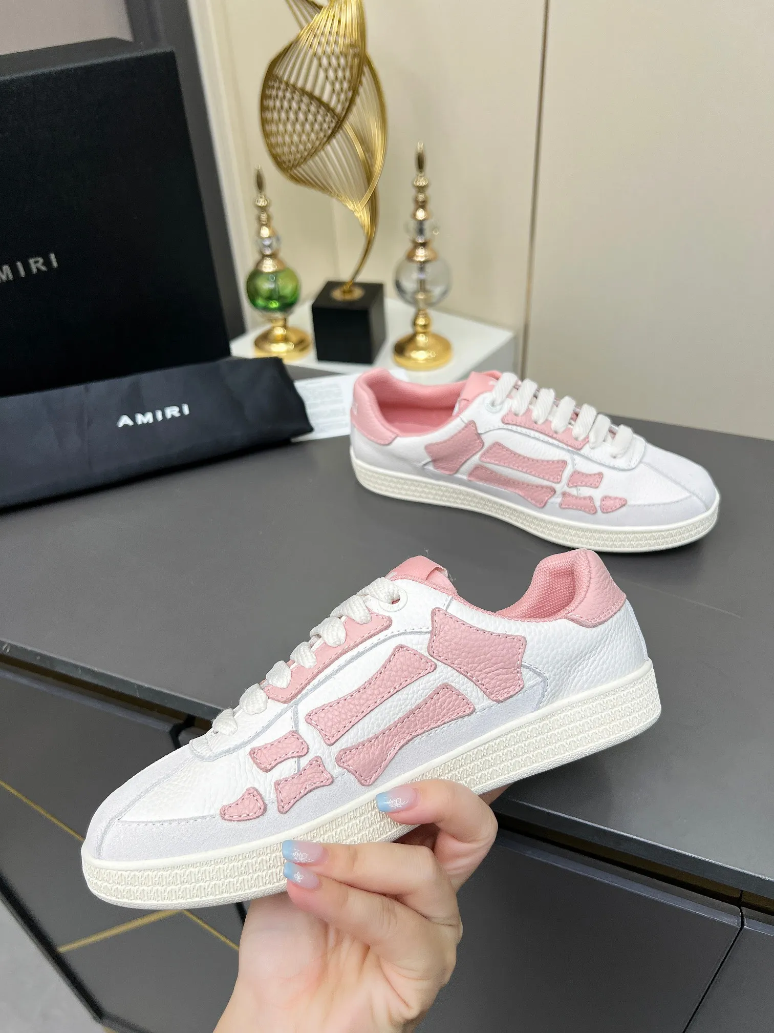 Men's Men's Shoes 💰580 Bone Shoes · AMIRI Skel-Top AMIRI 🔥 launches a new "ThePacific" series of low-top casual sports moral training shoes in the early spring of 2025. This iconic shoe covers men's and women's shoes, drawing inspiration from the brand's classic sports style and elegantly integrating West Coast style. "The Pacific" contrasting five-pointed star series is rooted in Amiri's unique California genes, showing the freedom and leisure atmosphere of the West Coast. This series launches two styles that incorporate the brand's iconic elements: the leather version is made of pure white leather with a same-color sole, and is embellished with star patterns on the side of the shoe, just like the bright starry sky of California. The black and ocean blue colors are shared by men and women, and there is also a red star model exclusive for men and a light pink star model exclusive for women. The suede model is decorated with the brand's classic bone pattern on the side of the shoe. The rubber sole and suede fabric complement each other. The color scheme covers black, chocolate and sand, and is suitable for both men and women. Made of imported cowhide and decorated with bone pieces on the sides of the upper, it is novel and unique and has a good three-dimensional effect! High-density breathable mesh lining + original molded TPU outsole 🙏 Recommended by celebrities, bloggers and internet celebrities, 🚵🏻 an indispensable item for shopping, partying and traveling. One of the most unmissable sneakers in 2025 ✦Color: 10 colors available ✦Size: Women’s size 35--40